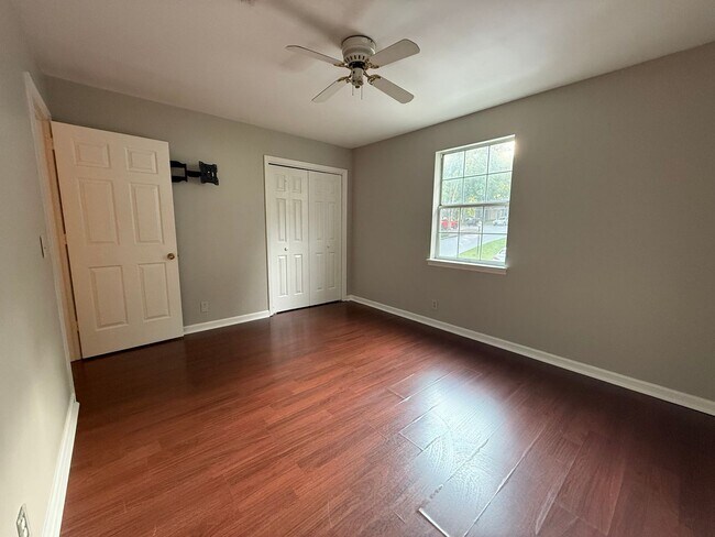 Building Photo - 3-Level End-Unit Townhome Near I-24 & Tang...