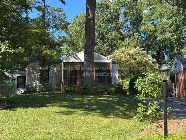 Building Photo - 3018 Medlin Dr