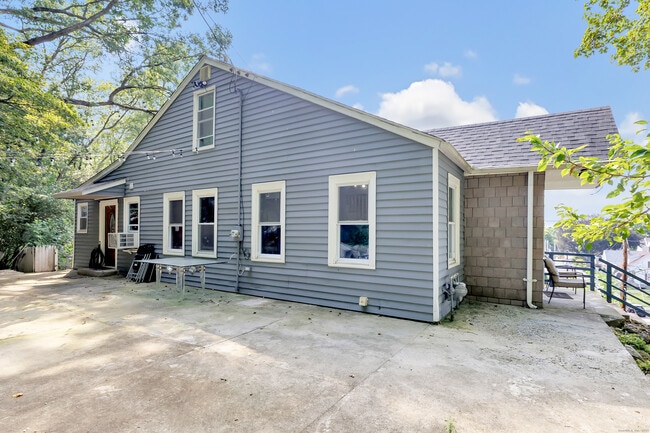 Building Photo - 18 Vose St