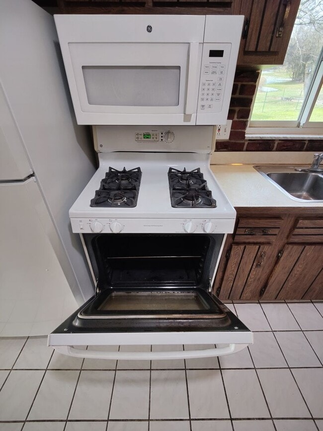 Building Photo - *Well-Maintained & Spacious 3BD/1.5BA Single Family Home Available in Baldwin*