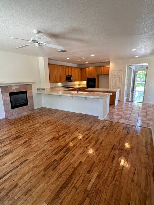 Building Photo - 5663 Lolet Way