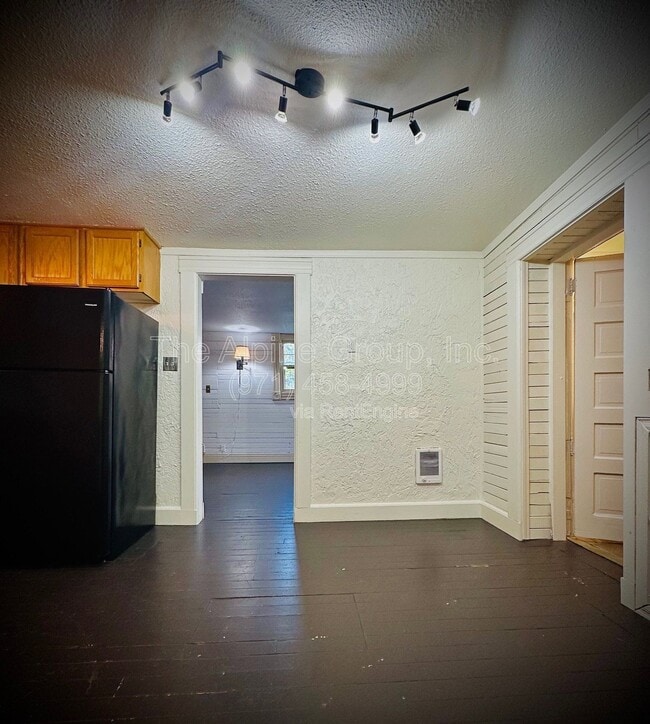 Building Photo - 604 NE San Rafael St