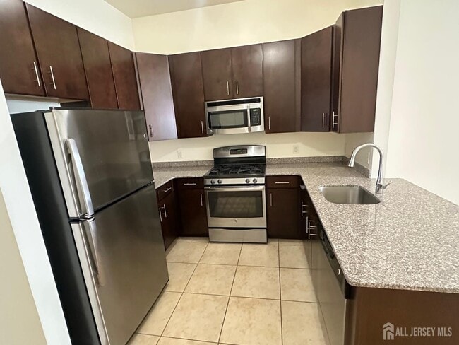 Building Photo - 88 Roosevelt Ave