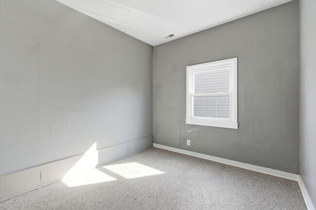 Building Photo - 3 Bedroom | 1 Bathroom Home | PET FRIENDLY!