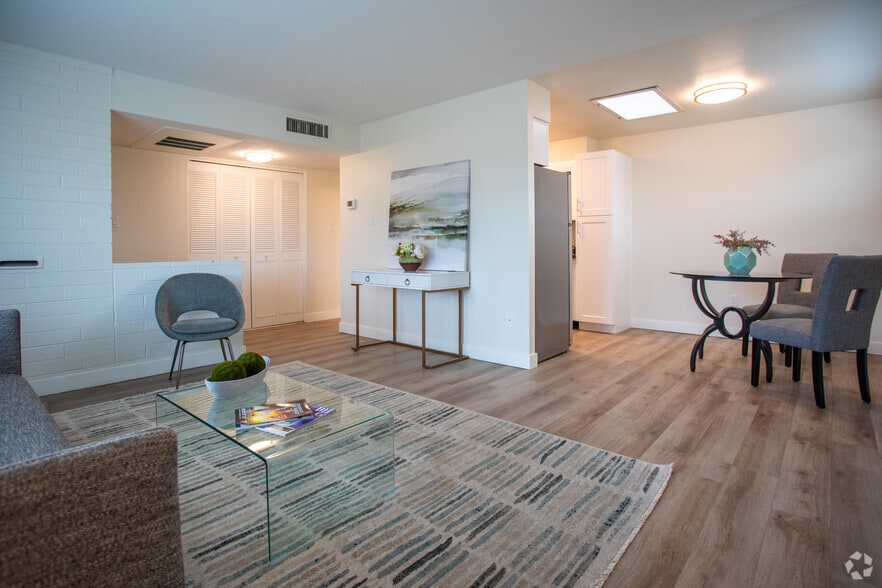 D - 2BD, 1BA - 722SF - Phoenix Manor