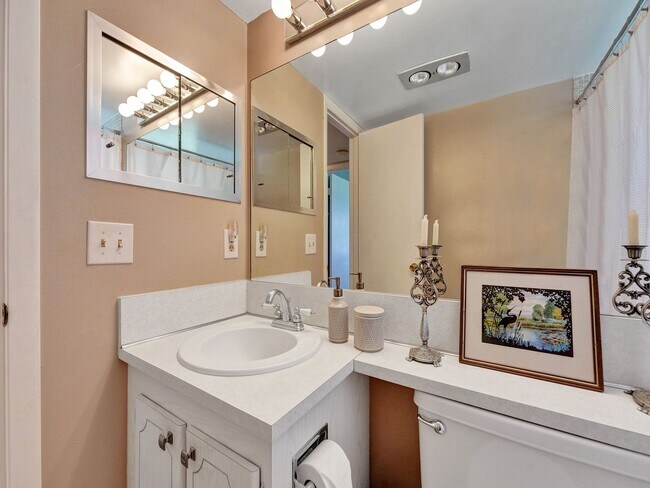 Building Photo - Beautiful fully furnished 2 bedroom 1.5 bath.