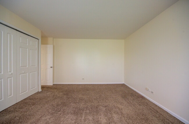 Building Photo - 2210 Country Club Dr