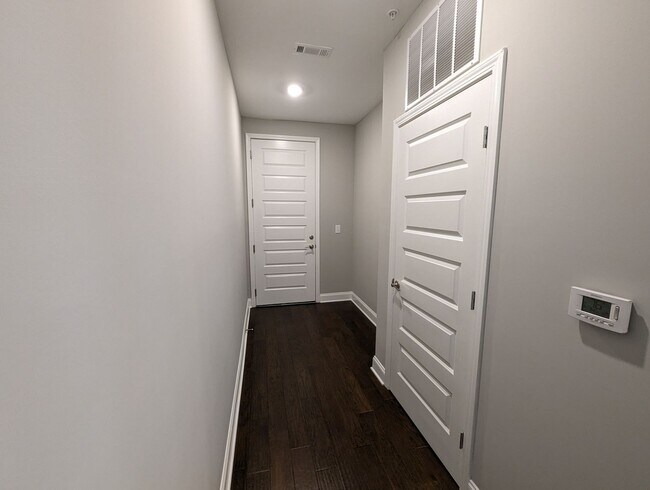 Building Photo - AVAILABLE NOW! 2-Bed/2-Bath Condo in Franklin