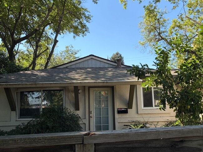 Building Photo - 6 Bedroom 2 Bathroom Home Available September 9 2026