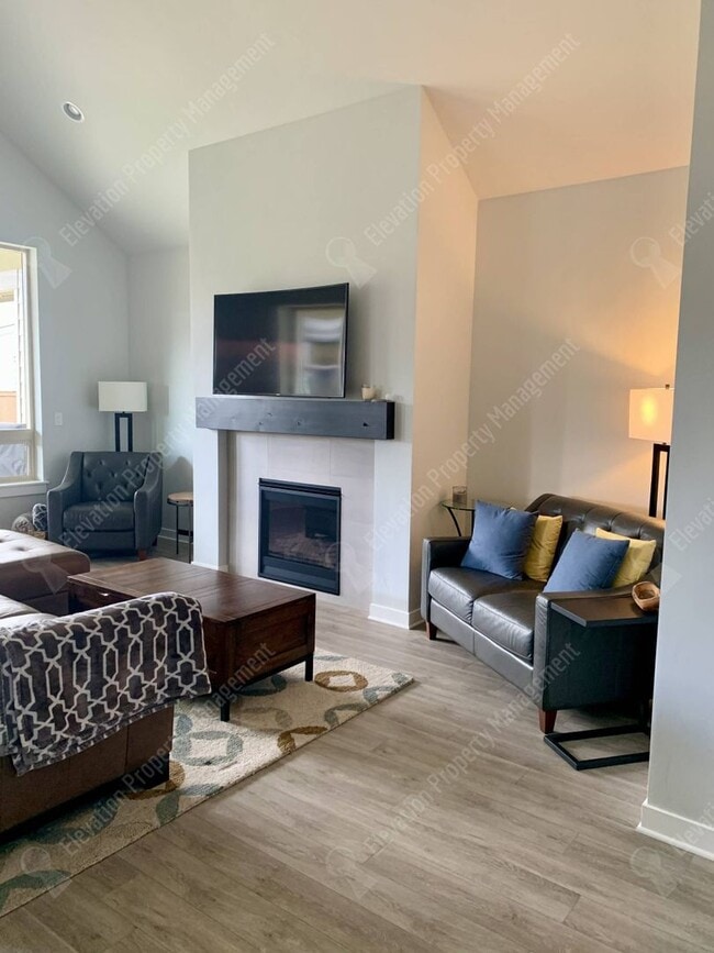 Building Photo - Beautiful 3 BR single-level UNFURNISHED home in SW Redmond!