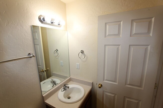 Building Photo - 1478 E Ivy Ln