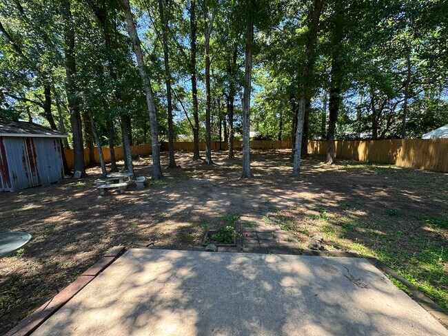 Building Photo - Cute 2 Bedroom Home in The Vineyard!