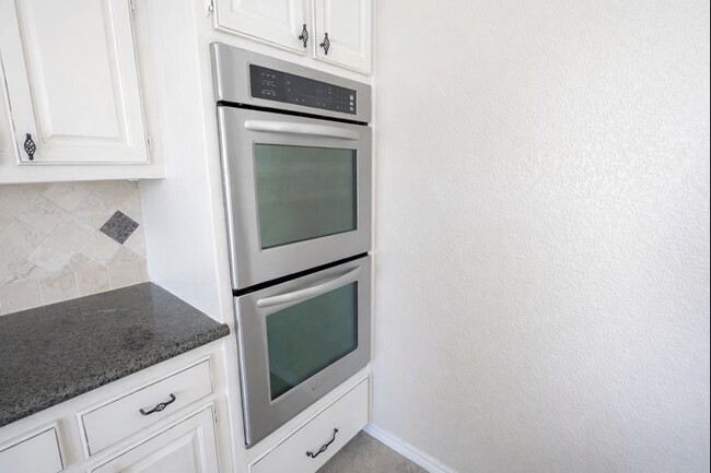 Building Photo - 702 Epperson Way