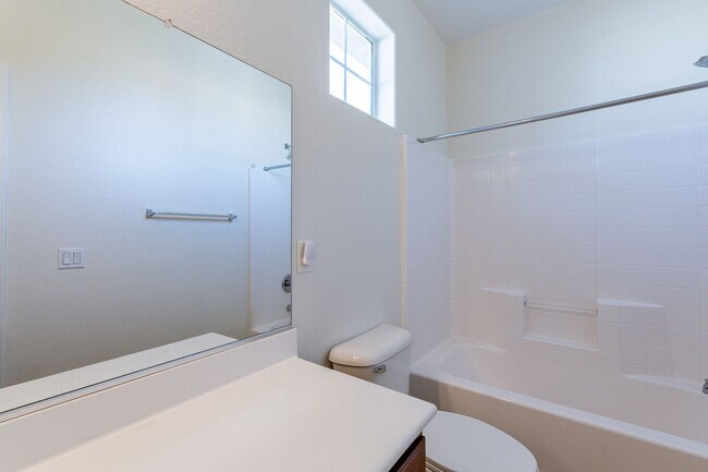 Building Photo - Spacious 4 Bed 2.5 Ba in Gated Community
