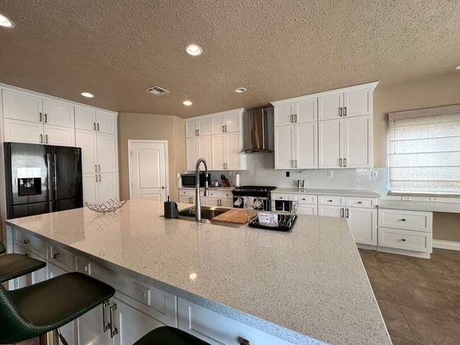 Building Photo - Spacious 5-bedroom, 3-bathroom short-term ...