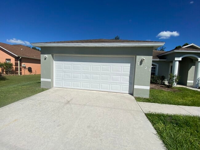 Building Photo - 3125 SW Dimattia St