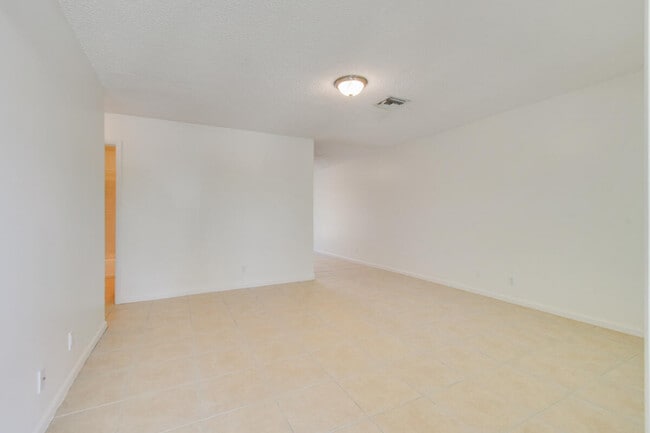 Building Photo - 8839 SE Hobe Ridge Ave