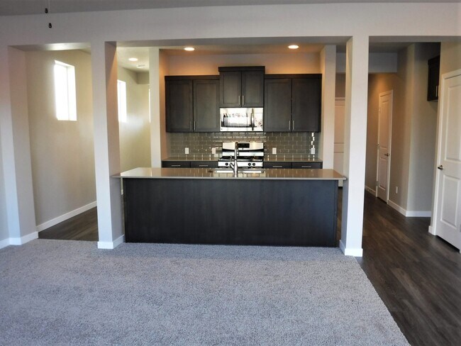 Building Photo - Beautiful and spacious 4 bed 2.5 bath home in Sovi Sub just off Eagle and Victory