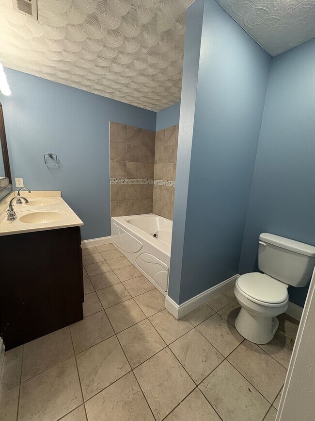 Building Photo - 1303 Collett Ln