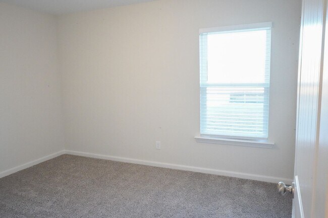 Building Photo - AVAILABLE NOW!