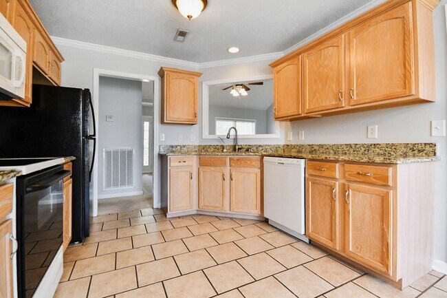 Building Photo - Three Bedroom with Bonus and Pool!