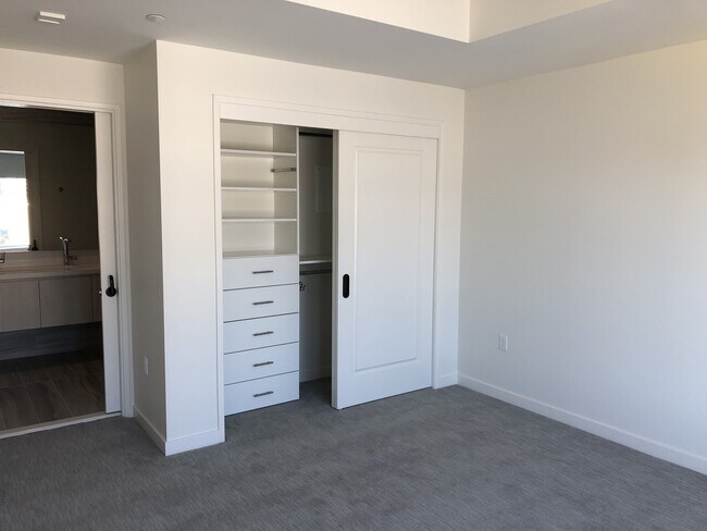 Building Photo - Very Unique Spacious Two Bedroom - Two bat...