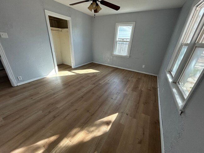 Building Photo - Large 3 bed 1 bath Home