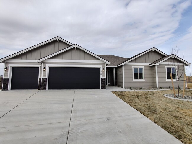 Primary Photo - Newer Build in West Pasco