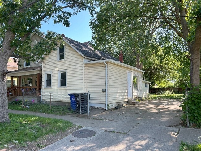 Building Photo - Clark/W.44 area: updated 3 bedroom/1 bath single family house.