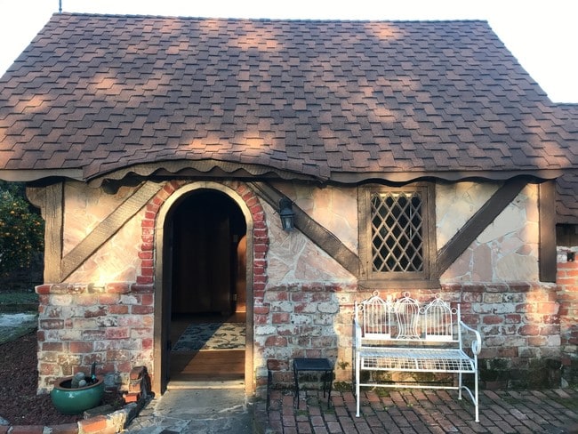 Building Photo - Adorable storybook studio cottage
