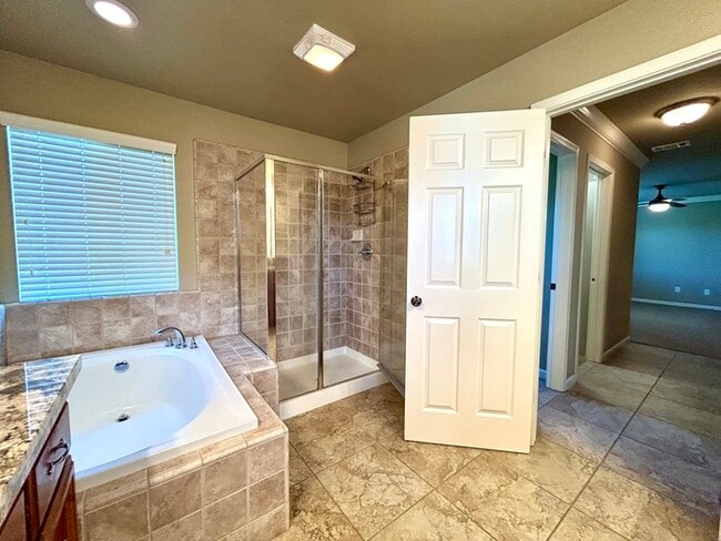 Building Photo - Beautiful 3 Bedroom 2.5 Bathroom in Gated ...