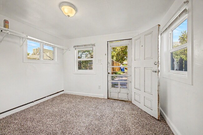 Building Photo - "Charming 1-Bed 1 bath in Englewood – Cozy 400 Sq Ft Living!"