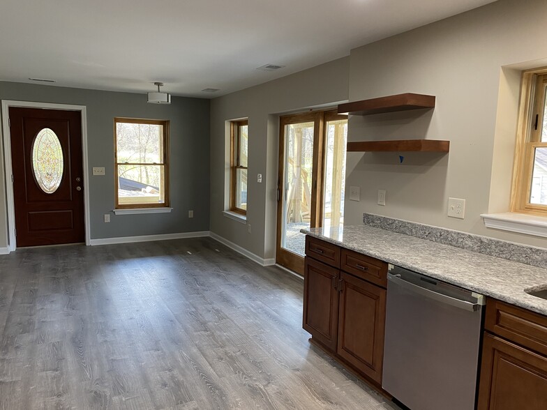 Lower level dinning room - 1301 Jones Dr
