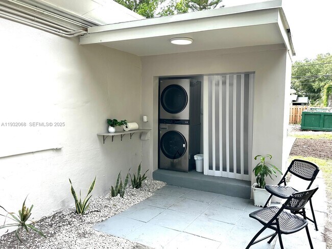 Building Photo - 401 SE 14th Ct