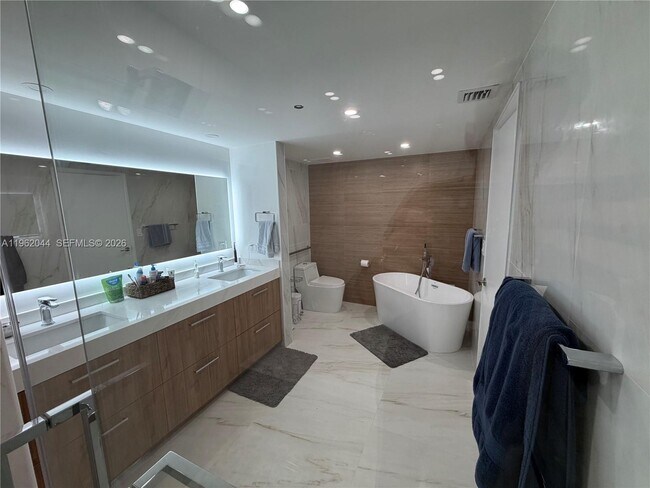 Building Photo - 20191 E Country Club Dr