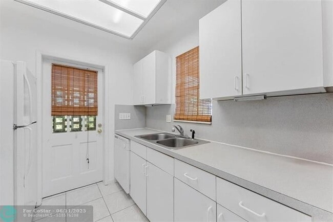 Building Photo - 9089 Thunderbird Dr