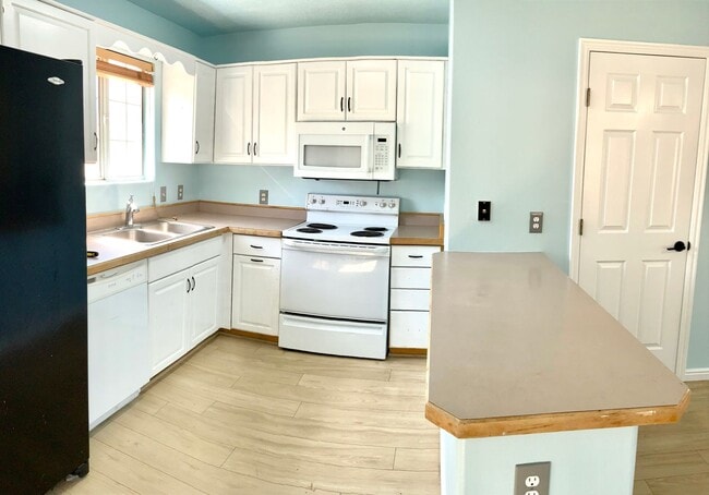 Building Photo - 2 Bedroom Lexington Townhome with Community Pool