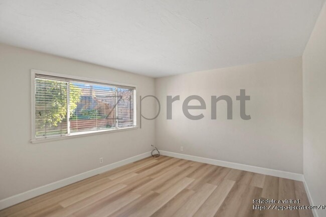 Building Photo - 1396 Saratoga Dr