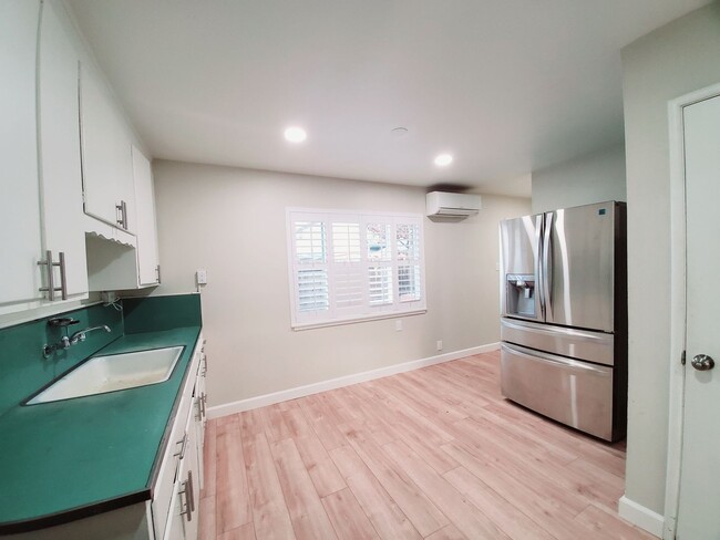 Building Photo - 2 bedroom home with garage, solar power, A...