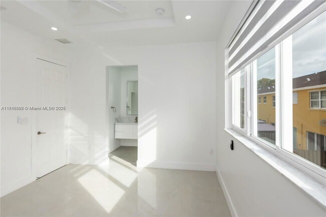 Building Photo - 939 NE 42nd Ter