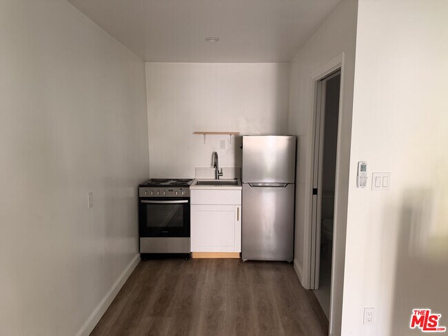 Building Photo - 1162 N Poinsettia Pl