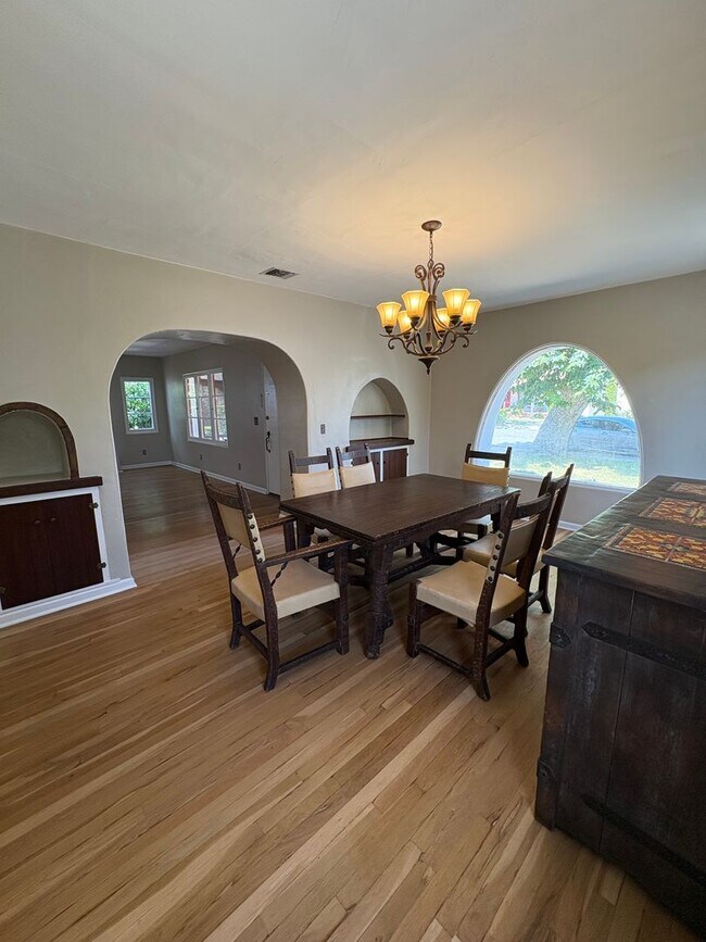 Building Photo - Charming Spanish Colonial house with huge ...