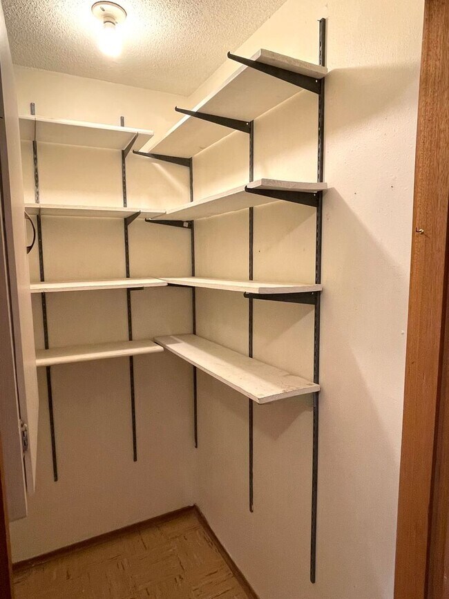 Building Photo - Peaceful 55+ Living | 2 Bed, 1 Bath Apartment with Golf Course Views — Kennewick, WA