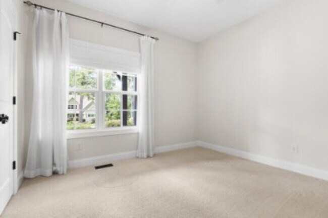 Building Photo - 585 Herons Brook Dr
