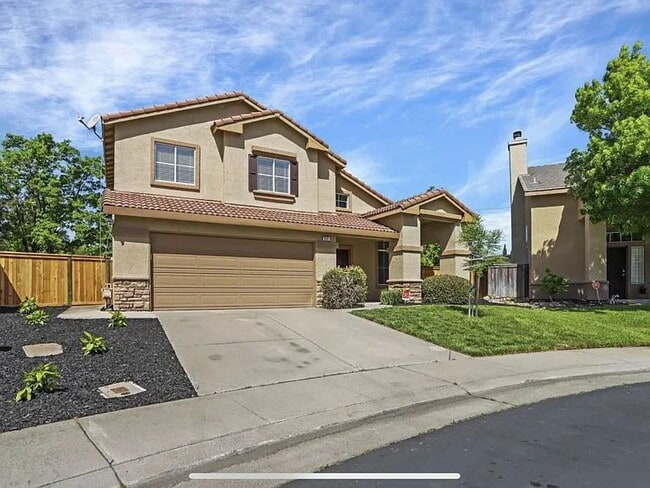 Building Photo - 3 bedrooms + loft (office space or extra bedroom), 2.5 bath home, 1896 square feet home lays quie...