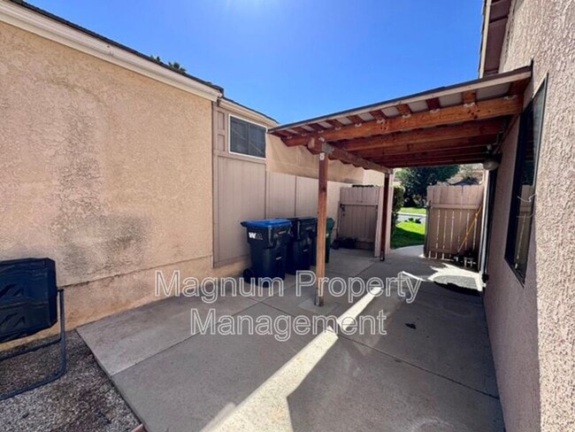 Building Photo - 27806 Hillpointe Dr