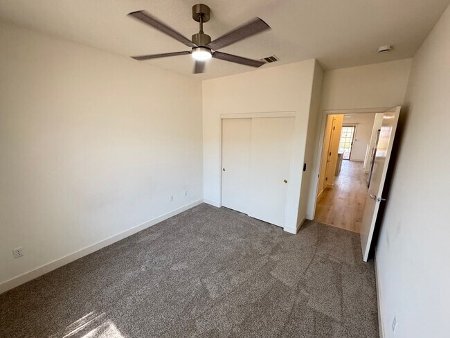 Building Photo - Remodeled 2BD/2BA with Golf & Mountain Vie...