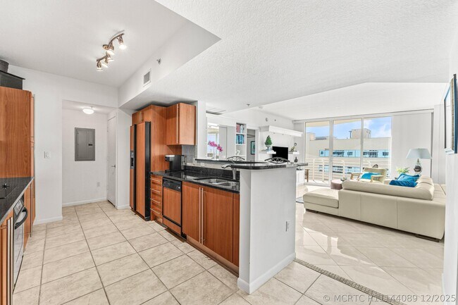 Building Photo - 1551 N Flagler Dr