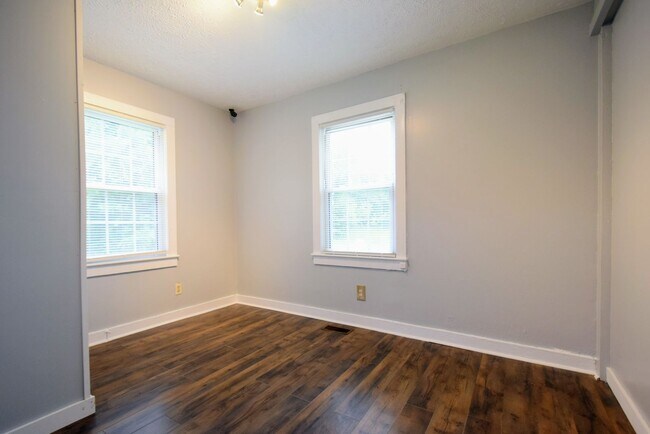 Building Photo - 809 Varsity Dr