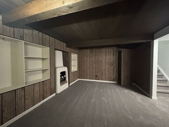 Building Photo - Large 2-story townhome with finished basement & 1-car garage!